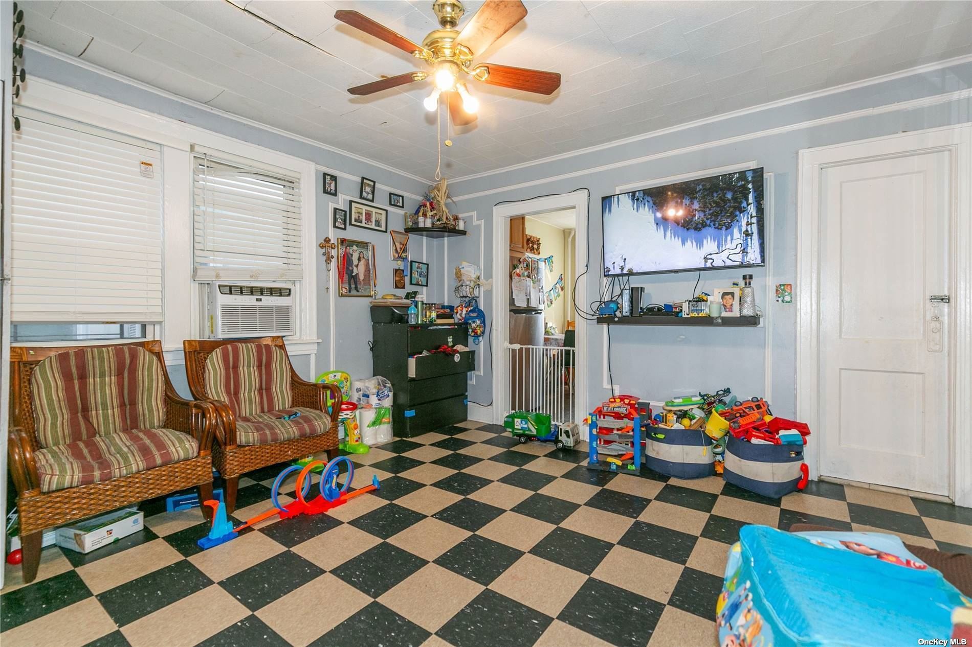 East Elmhurst, New York 11369, United States, 5 Bedrooms Bedrooms, ,2 BathroomsBathrooms,Residential,Pending,29457