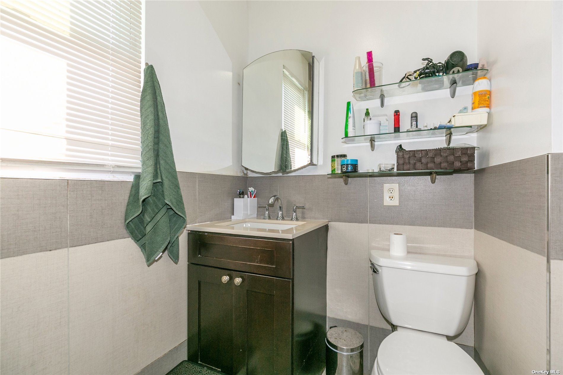 East Elmhurst, New York 11369, United States, 5 Bedrooms Bedrooms, ,2 BathroomsBathrooms,Residential,Pending,29457