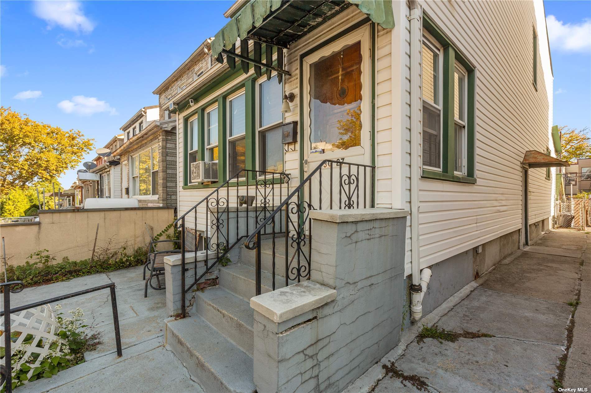 East Elmhurst, New York 11369, United States, 5 Bedrooms Bedrooms, ,2 BathroomsBathrooms,Residential,Pending,29457