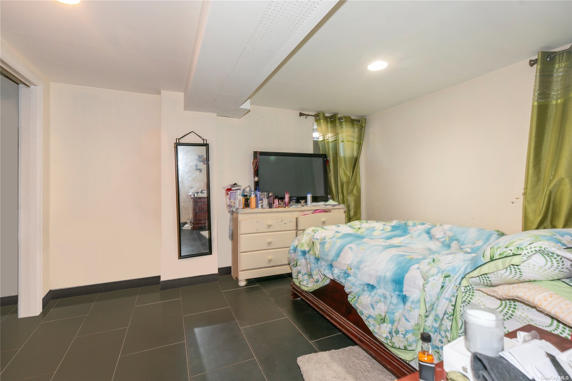 East Elmhurst, New York 11369, United States, 5 Bedrooms Bedrooms, ,2 BathroomsBathrooms,Residential,Pending,29457