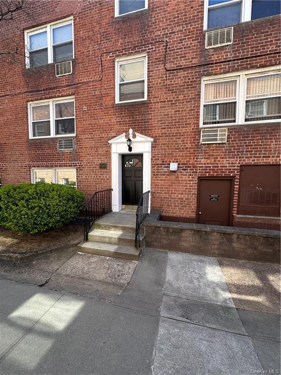 Rental Property at 6295 Broadway B 9, Bronx, New York - Bedrooms: 1 
Bathrooms: 1 
Rooms: 3  - $1,900 MO.