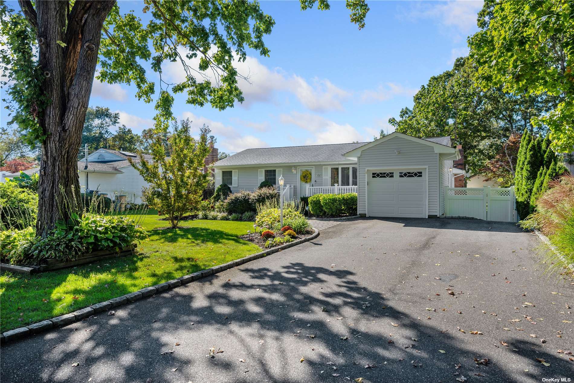 84 Seusing Boulevard, Hauppauge, New York image 2