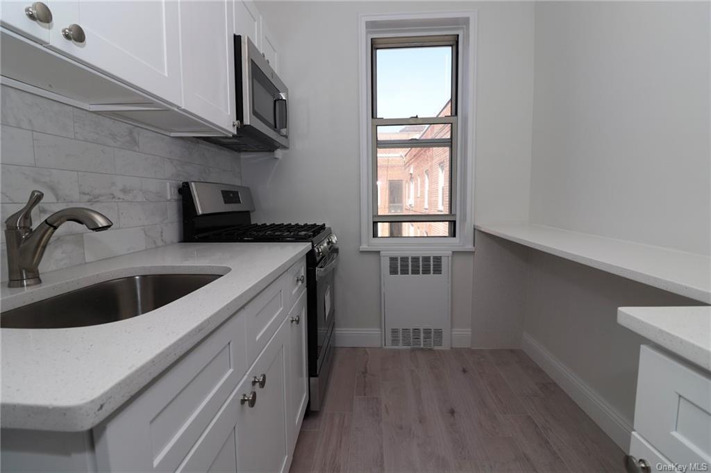 5645 Netherland Avenue 6A, Bronx, New York - 2 Bedrooms  
1 Bathrooms  
5 Rooms - 