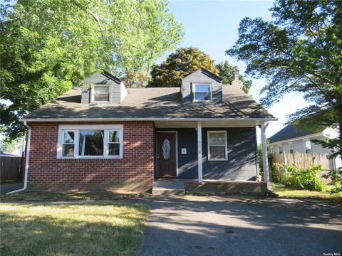 Homes For Sale - 104 Weeks Road<br/> North Babylon, NY 11703