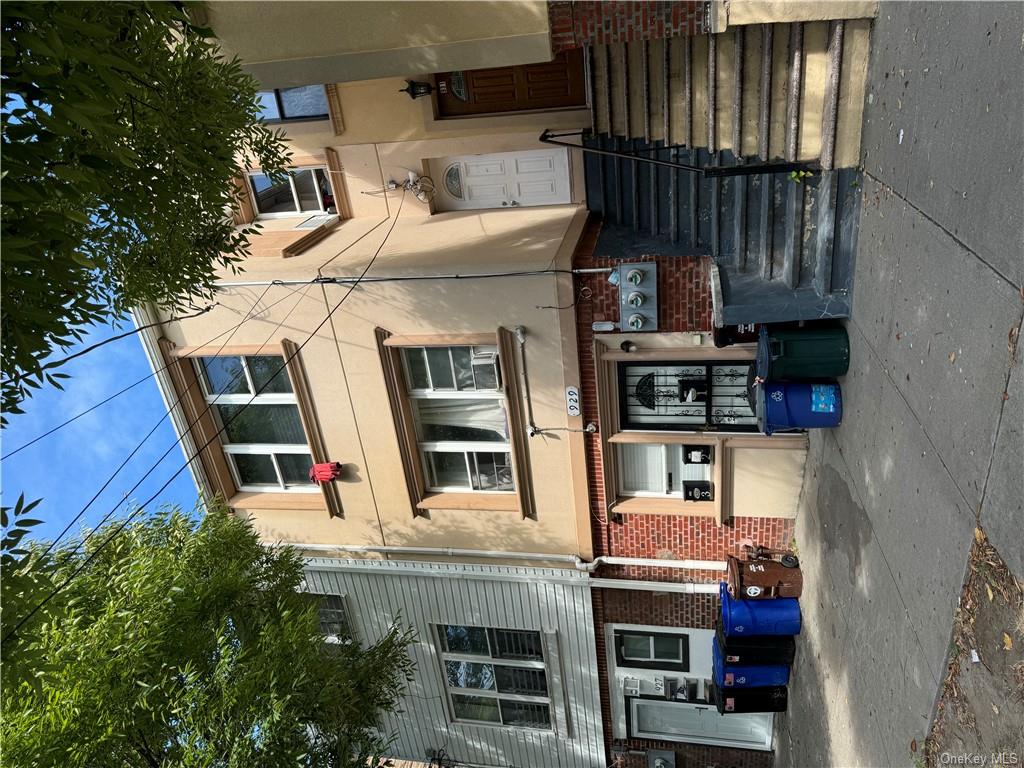 929 E 213th Street, Bronx, New York - 5 Bedrooms  
2 Bathrooms - 