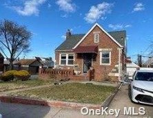 Little Neck Parkway, Glen Oaks, Queens, NY - 2 Bedrooms  
2 Bathrooms  
5 Rooms - 