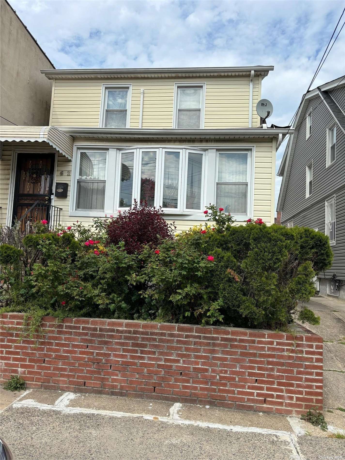 Property for Sale at 4621 Robinson Street, Flushing, Queens, NY - Bedrooms: 6 
Bathrooms: 2.5 
Rooms: 6  - $1,229,000