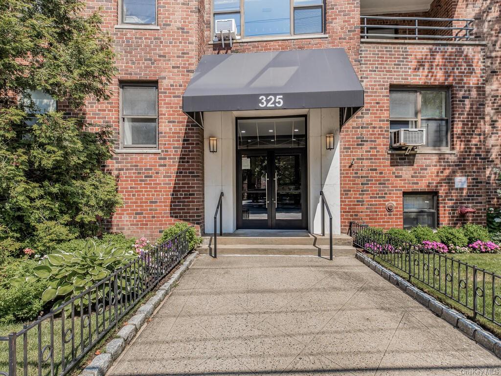 325 Main Street 1A, White Plains, New York - 1 Bedrooms  
1 Bathrooms  
5 Rooms - 