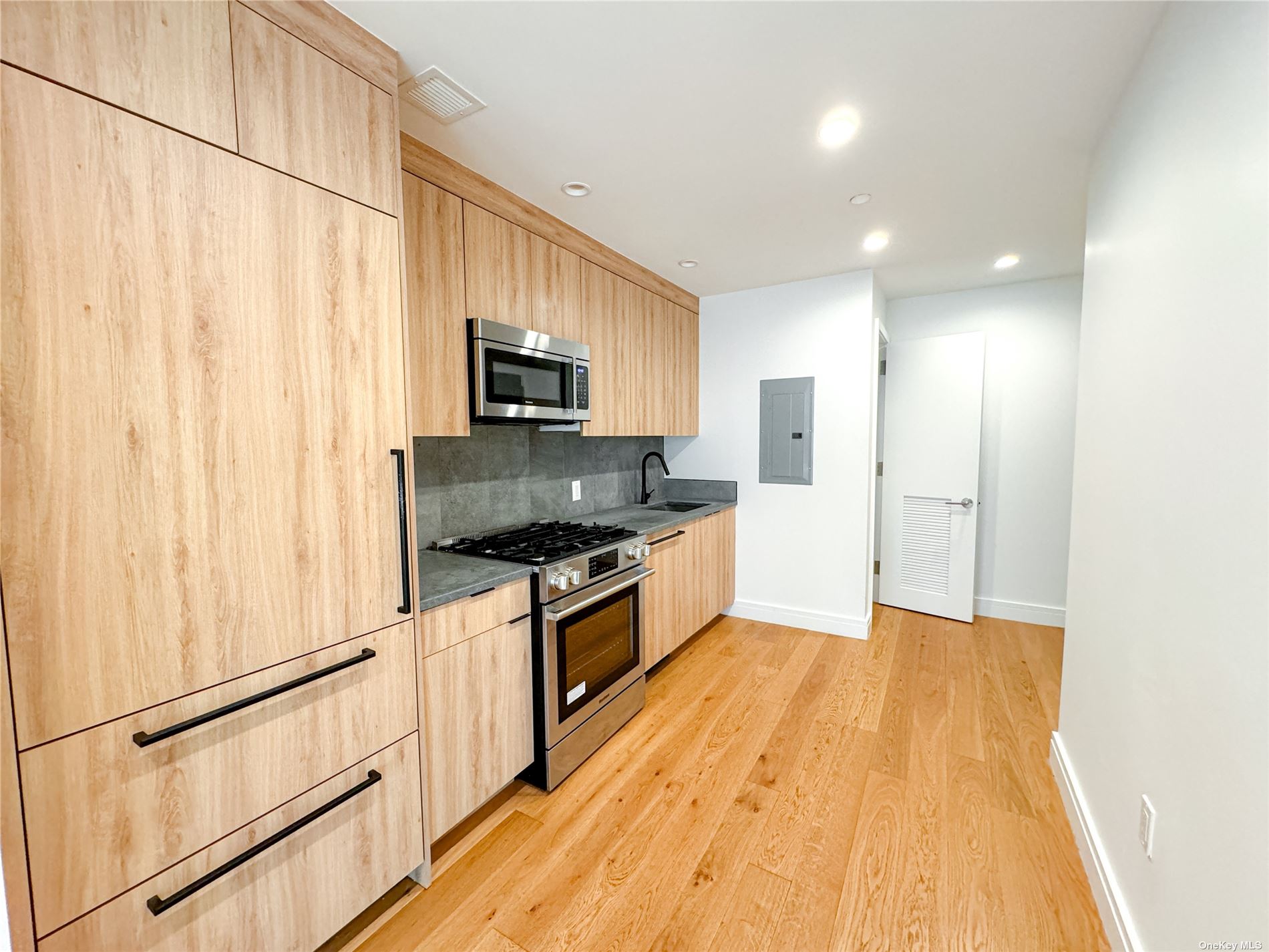 Photo 1 of 4202 Crescent Street 2G, Long Island City, Queens, NY, $699,000, Web #: 3559278