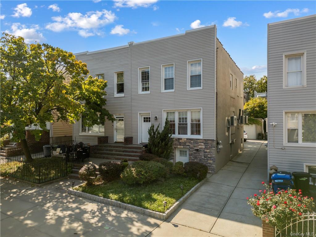 255 Hollywood Avenue, Bronx, New York - 5 Bedrooms  
2 Bathrooms - 