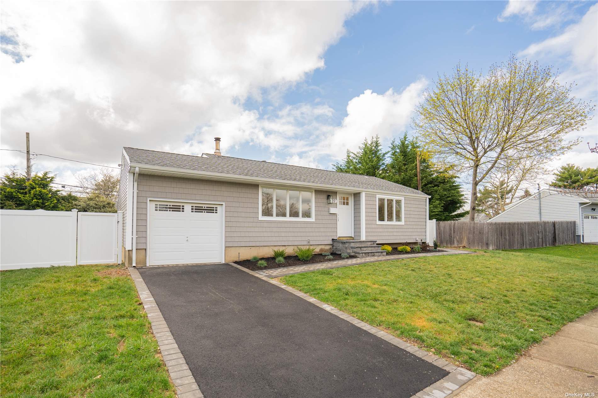 Property for Sale at 19 Doe Lane, Commack, Hamptons, NY - Bedrooms: 3 
Bathrooms: 1  - $699,000