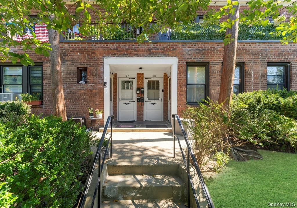 Photo of 40-01 Little Neck Parkway Pkwy #11-B, Little Neck, NY 11363 (MLS # 975554)