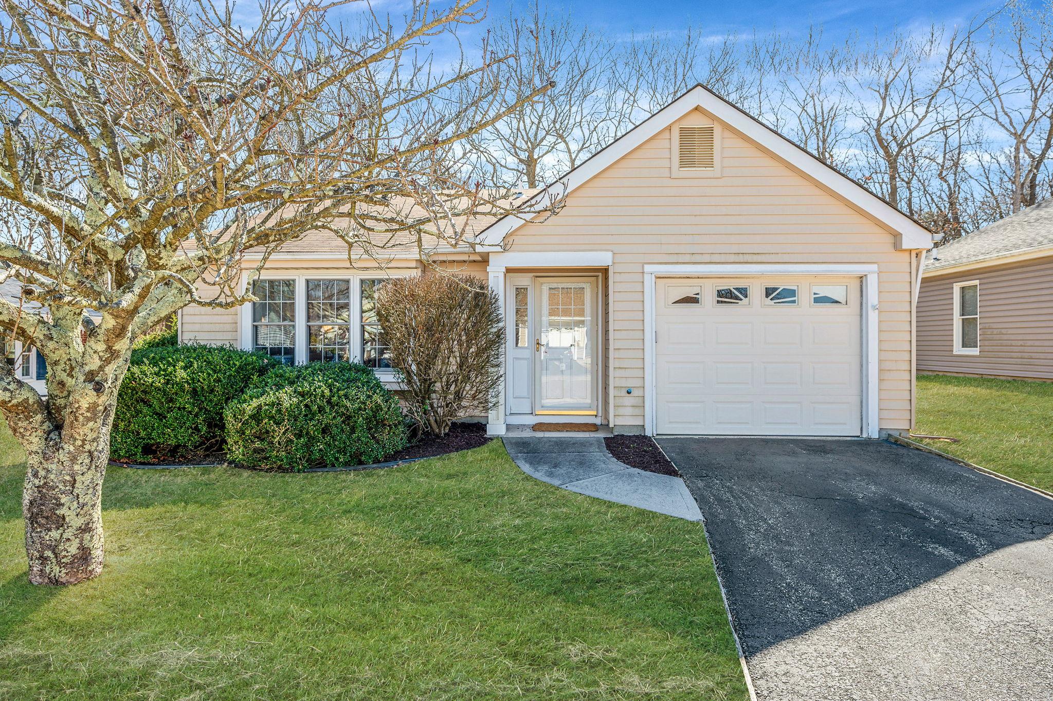 517 Lancaster Court, Ridge, New York image 1