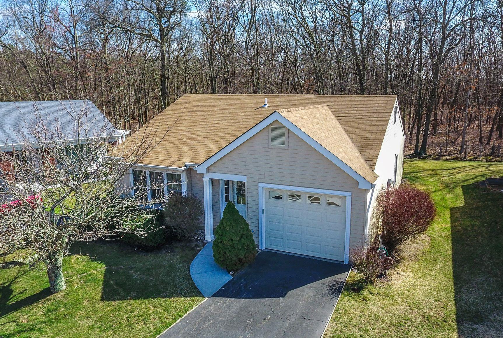 517 Lancaster Court, Ridge, New York image 2