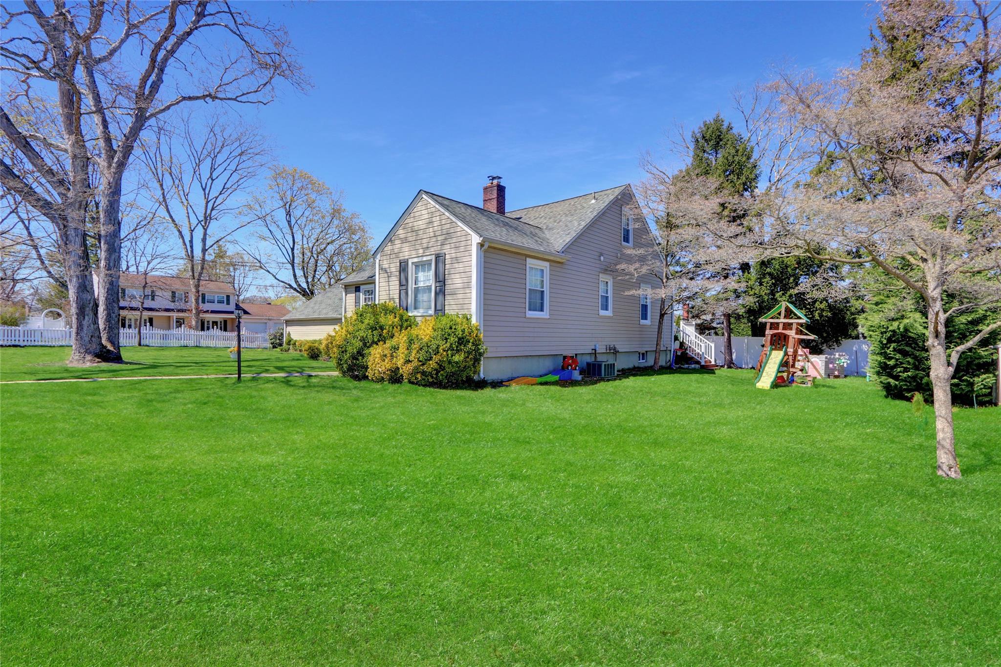 323 Montgomery Avenue, West Babylon, New York image 31