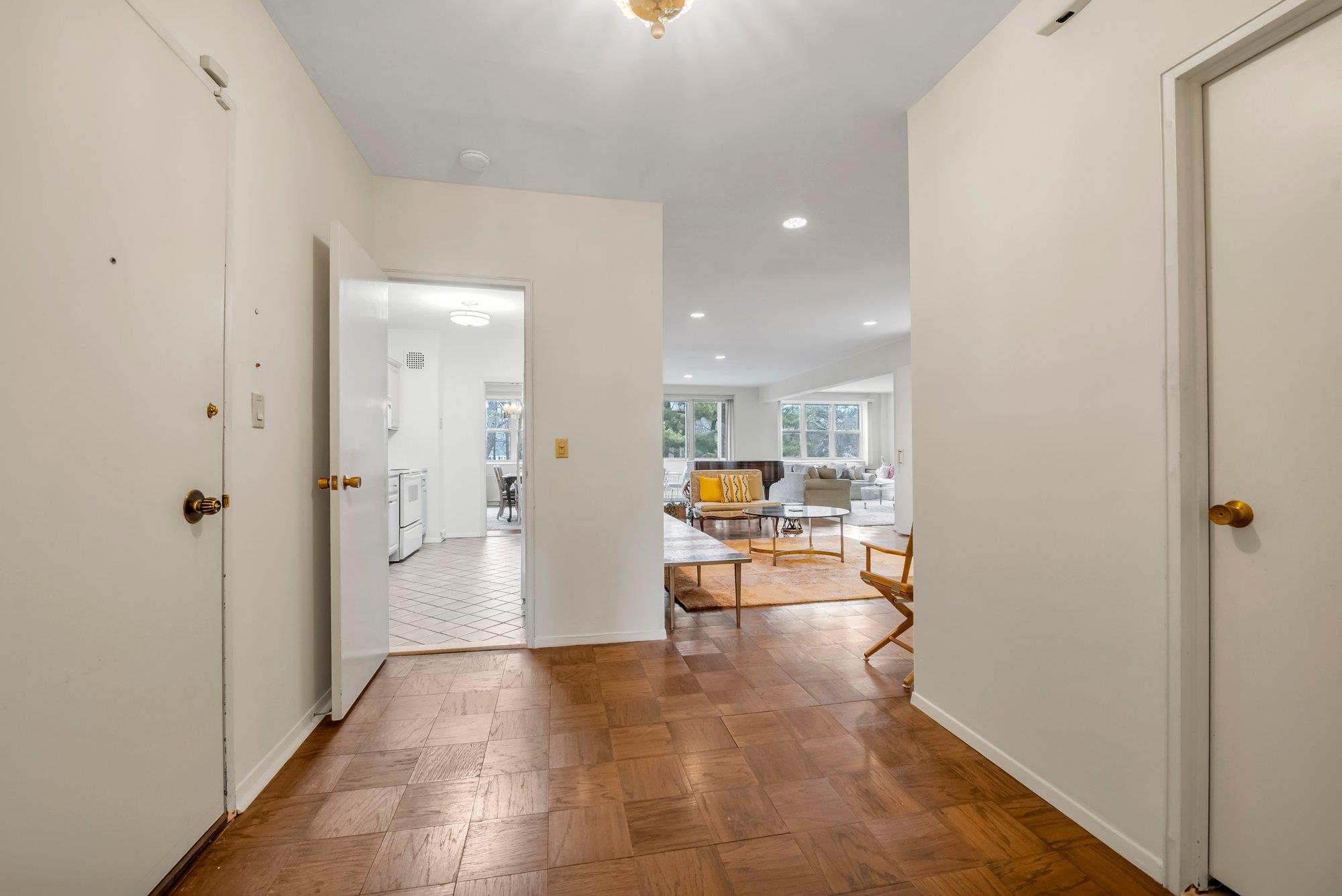 1 Kensington Gate #PH7, Great Neck, New York image 3