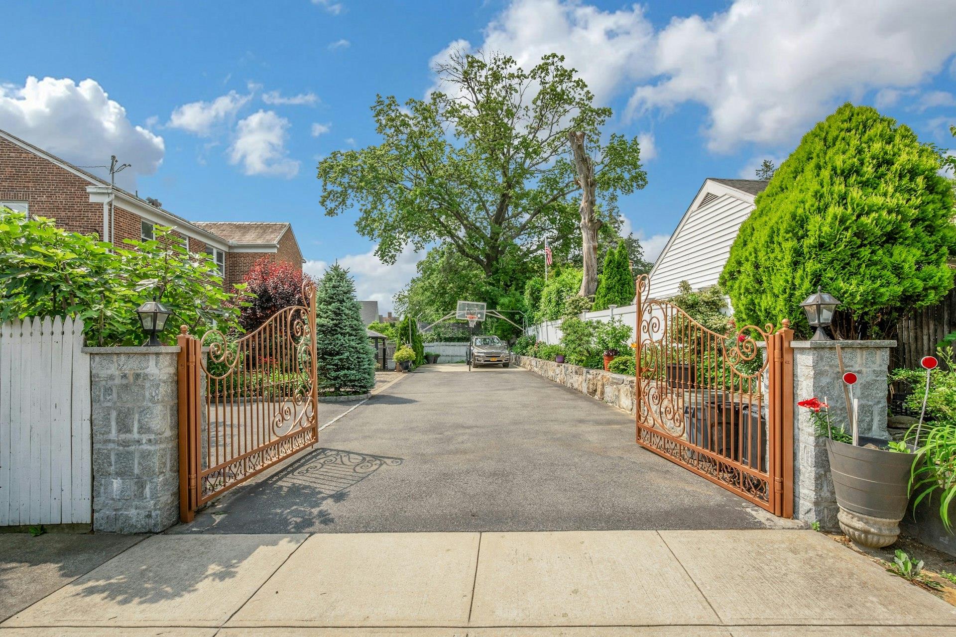 New Rochelle, New York 10801, United States, 5 Bedrooms Bedrooms, ,4 BathroomsBathrooms,Residential,Active,151802