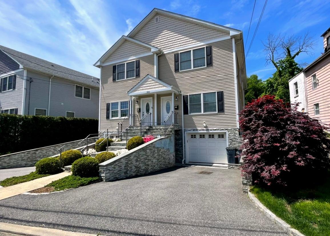 Rental Property at Grand Street 201-R, Mamaroneck, New York - Bedrooms: 3 
Bathrooms: 3 
Rooms: 6  - $5,495 MO.