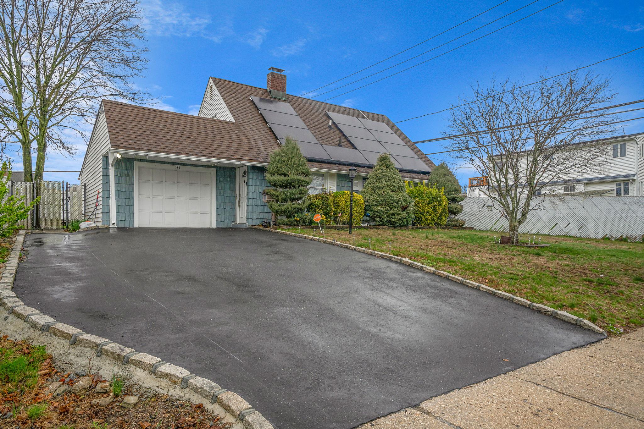 173 Bloomingdale Road, Levittown, New York image 1