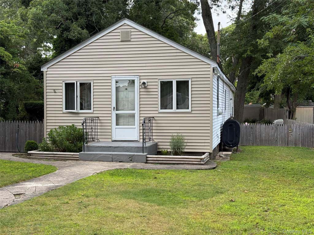 Photo of 29 Maplewood Avenue, Selden, NY 11784 (MLS # 1033830)