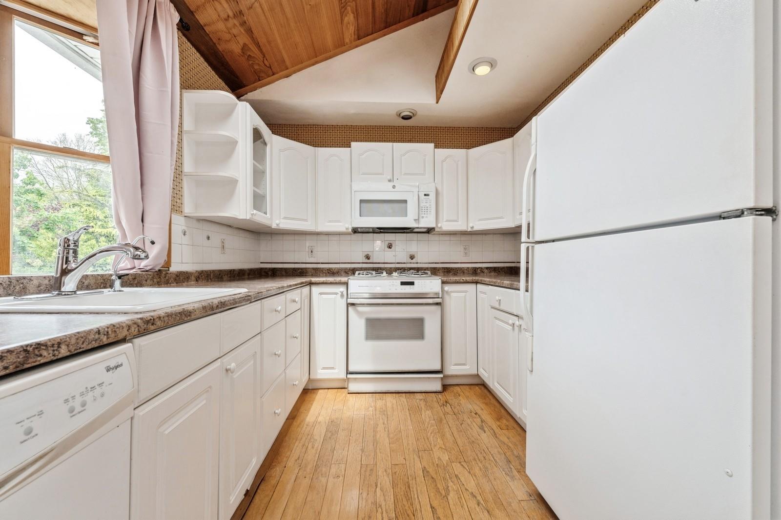 542 Kell Place, Seaford, New York image 3