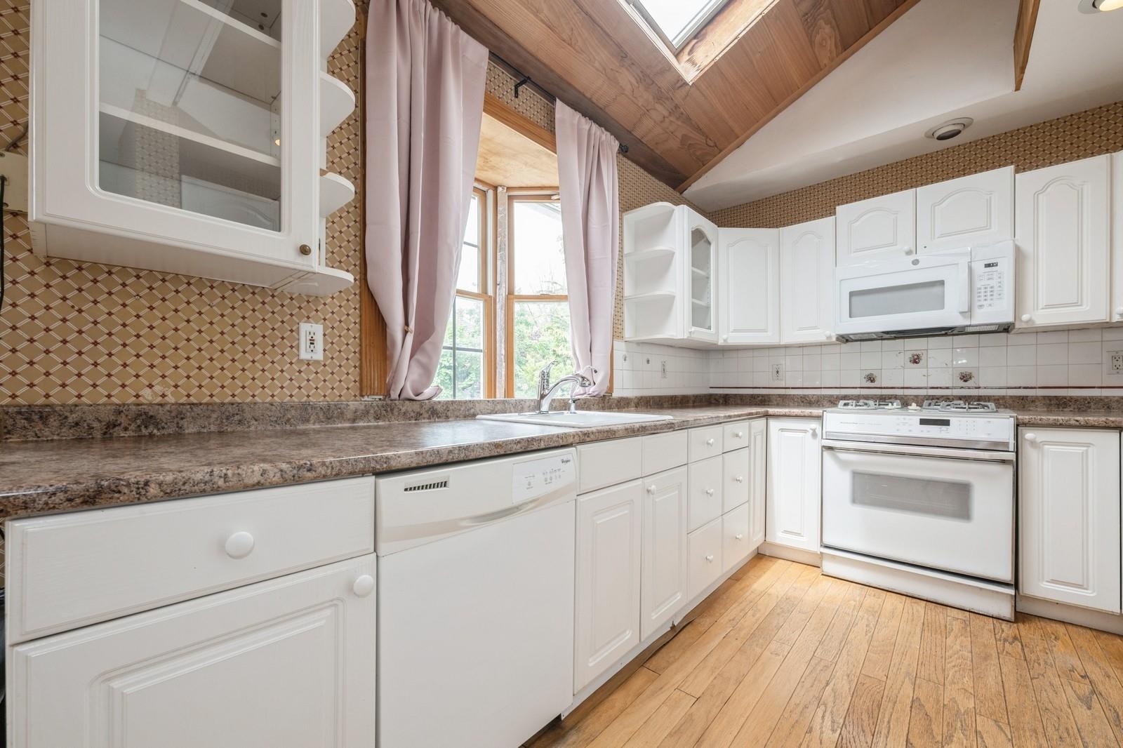 542 Kell Place, Seaford, New York image 4