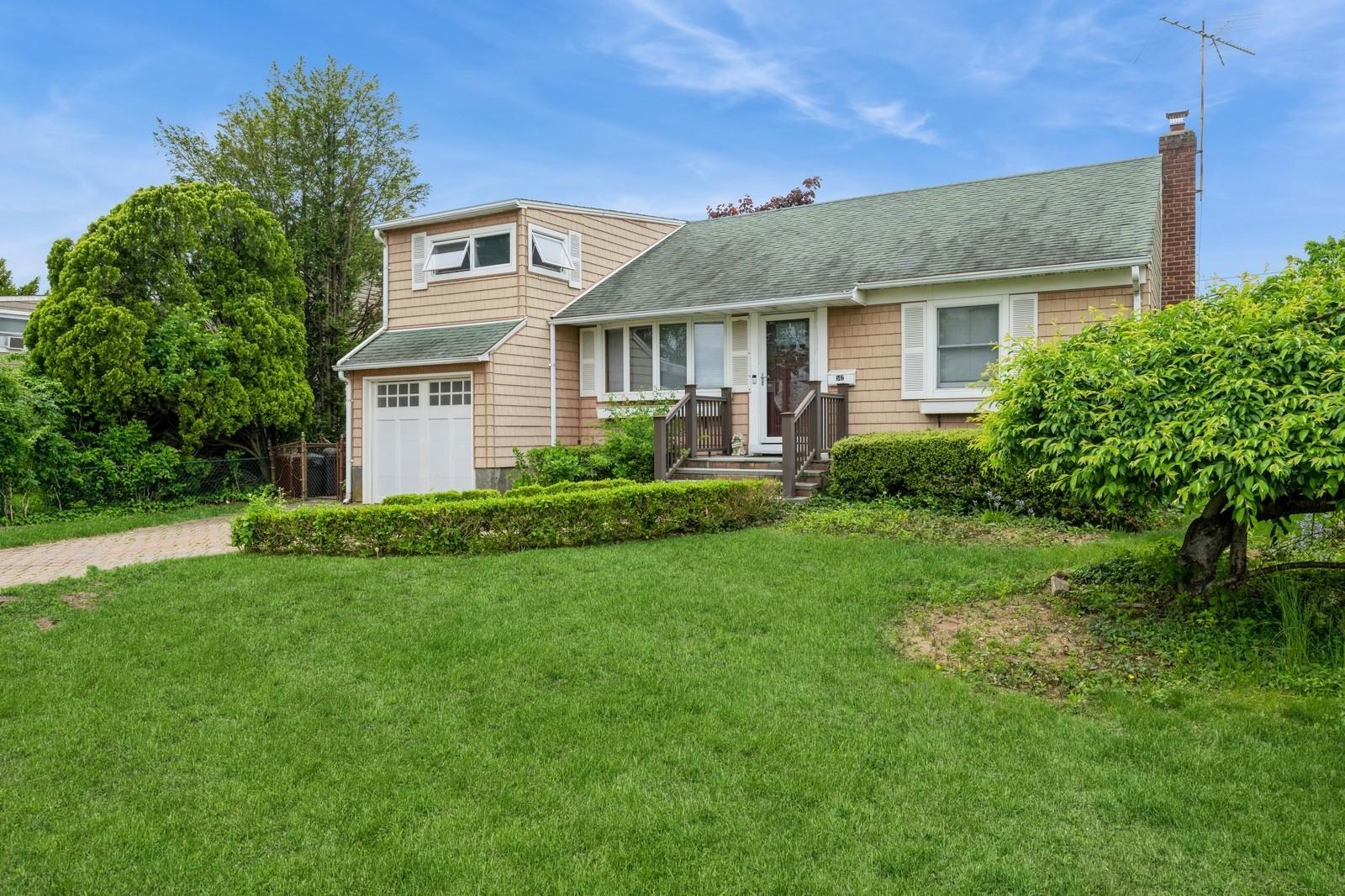 542 Kell Place, Seaford, New York image 2