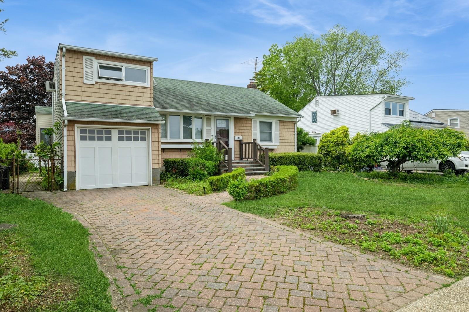 542 Kell Place, Seaford, New York image 1