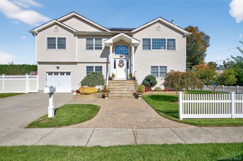Photo of 2501 Lancaster Street, East Meadow, NY 11554 (MLS # 917136) Photo of 2501 Lancaster Street, East Meadow, NY 11554 (MLS # 917136)
