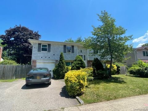 Homes For Sale - 110 Greenway Drive<br/> Nassau County, Syosset, NY 11791