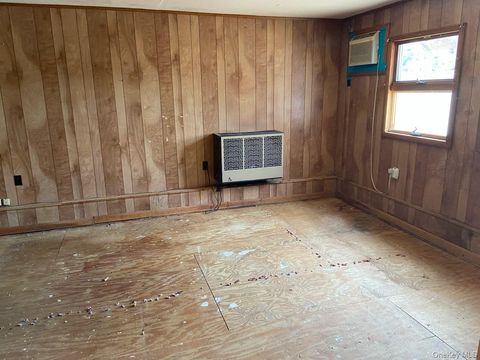 Homes For Sale - 18 Joyce Drive<br/> Riverhead, NY 11901