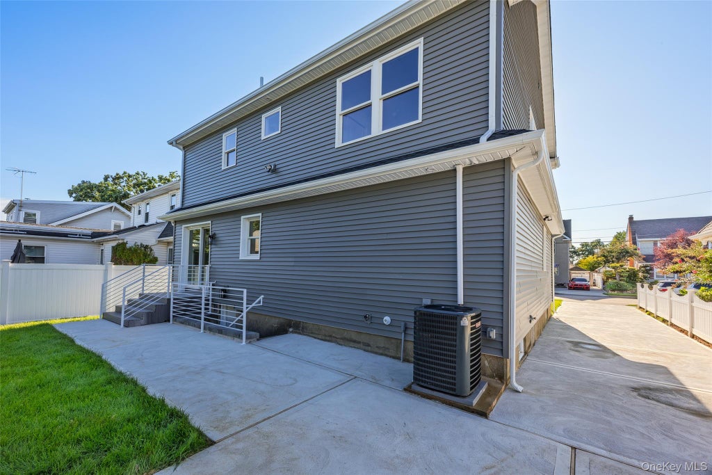 Photo of 78 Taft Avenue, Lynbrook, NY 11563 (MLS # 1051997)