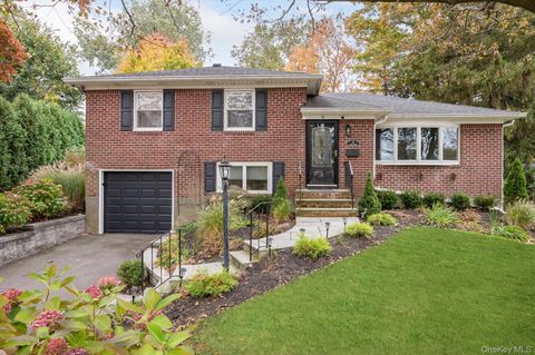 Photo of 31 Louisa Court, Northport, NY 11768 (MLS # 929946) Photo of 31 Louisa Court, Northport, NY 11768 (MLS # 929946)