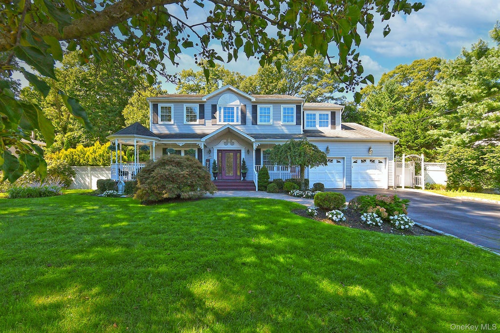 Photo of 7 Ona Avenue, Dix Hills, NY 11746 (MLS # 1047921)