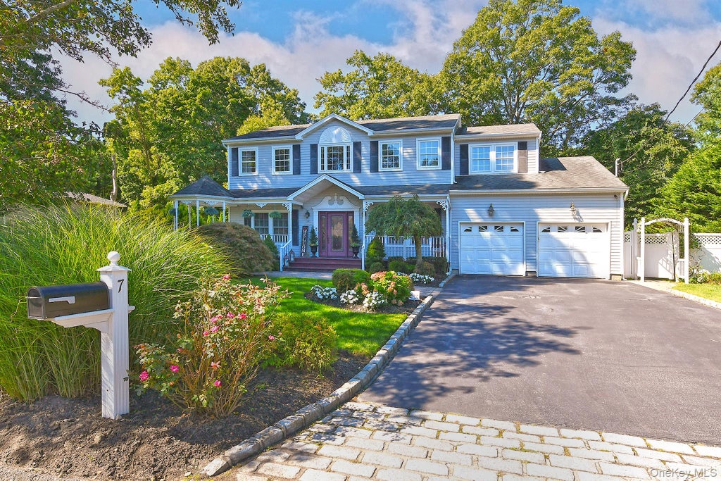Photo of 7 Ona Avenue, Dix Hills, NY 11746 (MLS # 1047921)