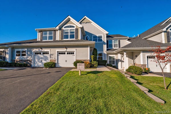 11 WILLOW TER, CORAM, NY 11727 - Image 00a73e9b977db495129d39db9cbe635d/3087225364