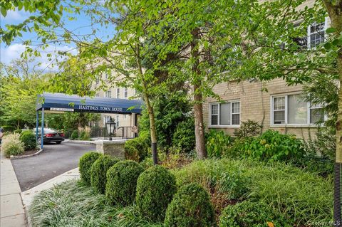 Photo of 445 Broadway #2O, Hastings-on-Hudson, NY 10706 (MLS # 917553)