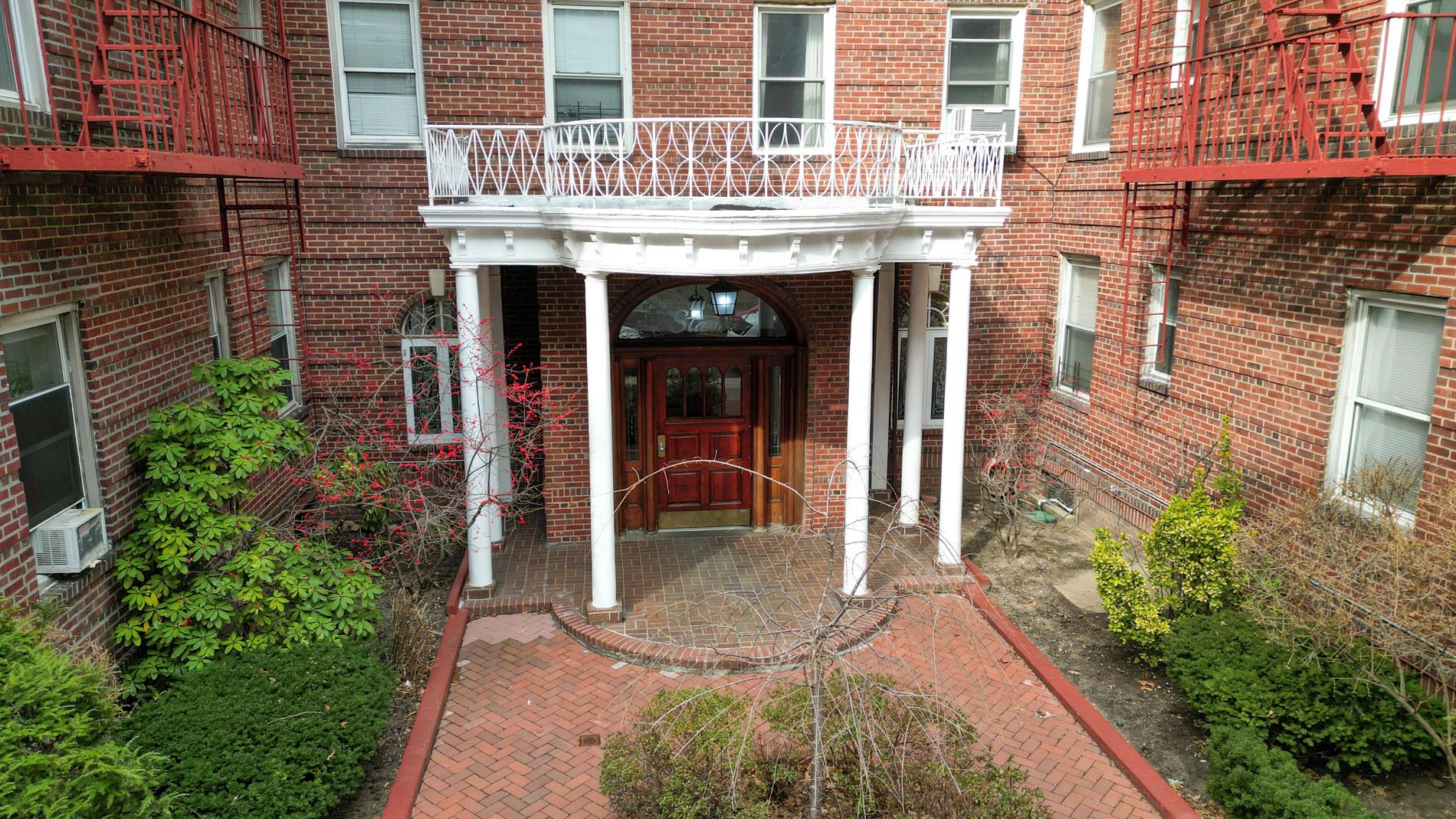 76th Road Rd D7, Forest Hills, Queens, NY - 1 Bedrooms  
1 Bathrooms - 