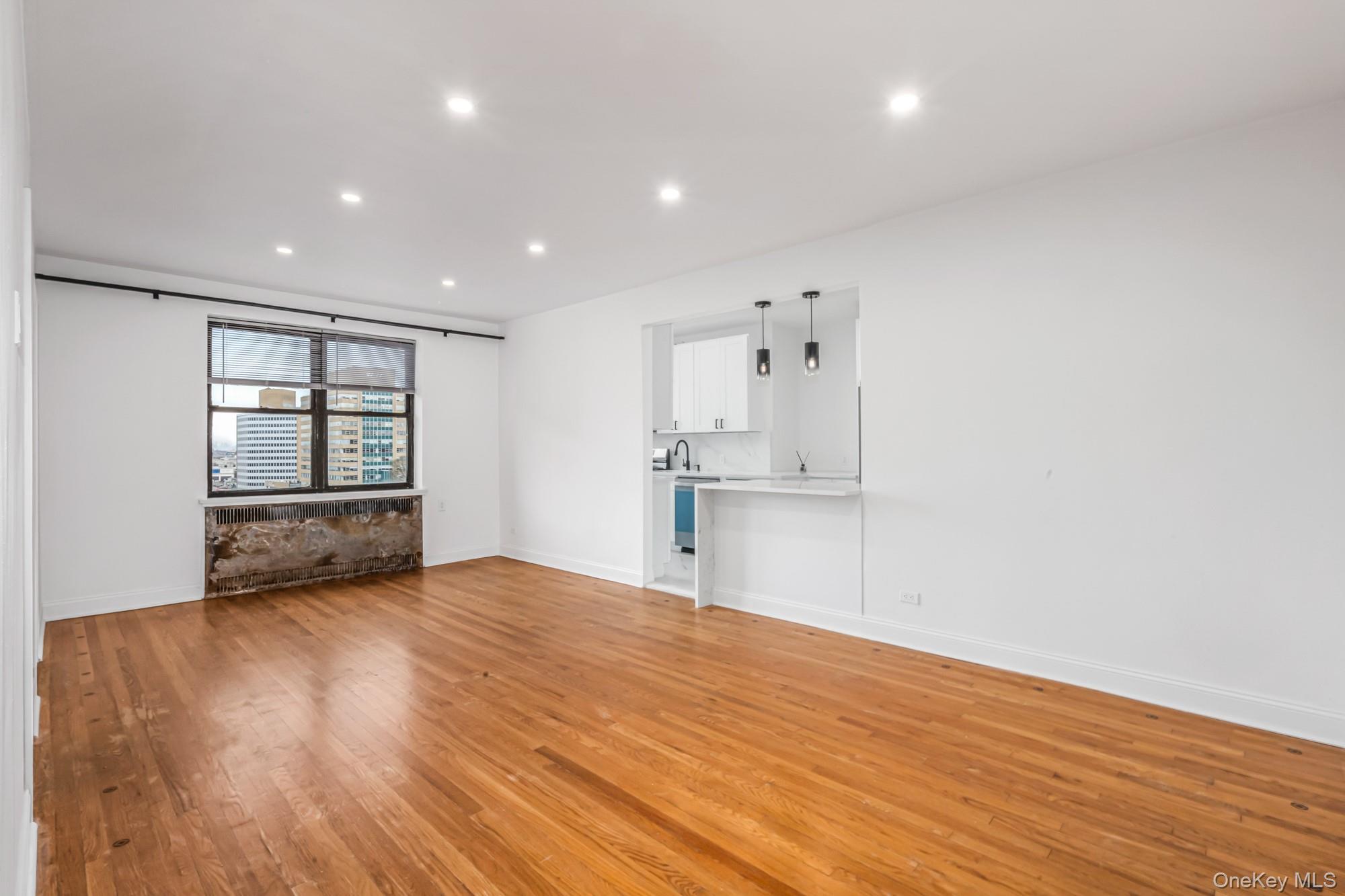 9876 Queens Boulevard 6L