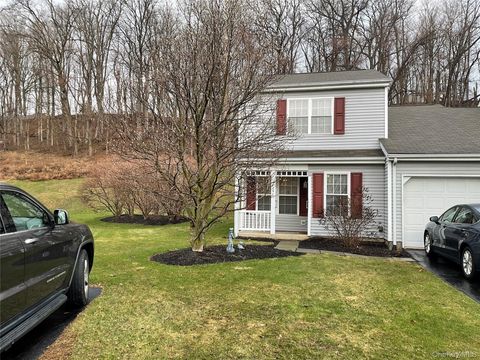 Condo For Sale - 17 Tall Tree Lane<br/> Dutchess County, Poughkeepsie, NY 12601