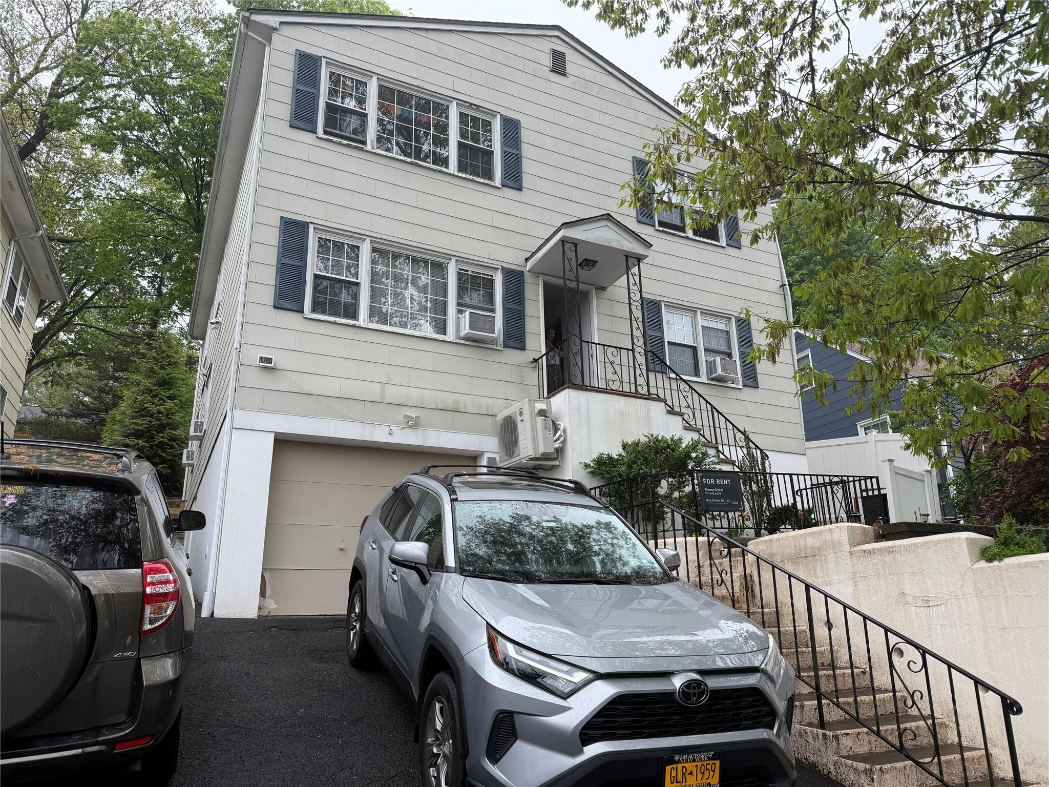 Rental Property at Washington Avenue 2, White Plains, New York - Bedrooms: 3 
Bathrooms: 2 
Rooms: 6  - $4,000 MO.