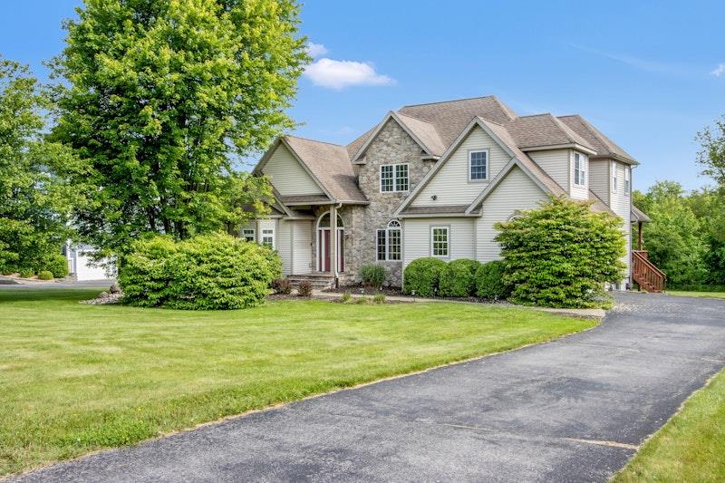 Gellatly Drive, Wappingers Falls, New York - 3 Bedrooms  
3.5 Bathrooms  
9 Rooms - 