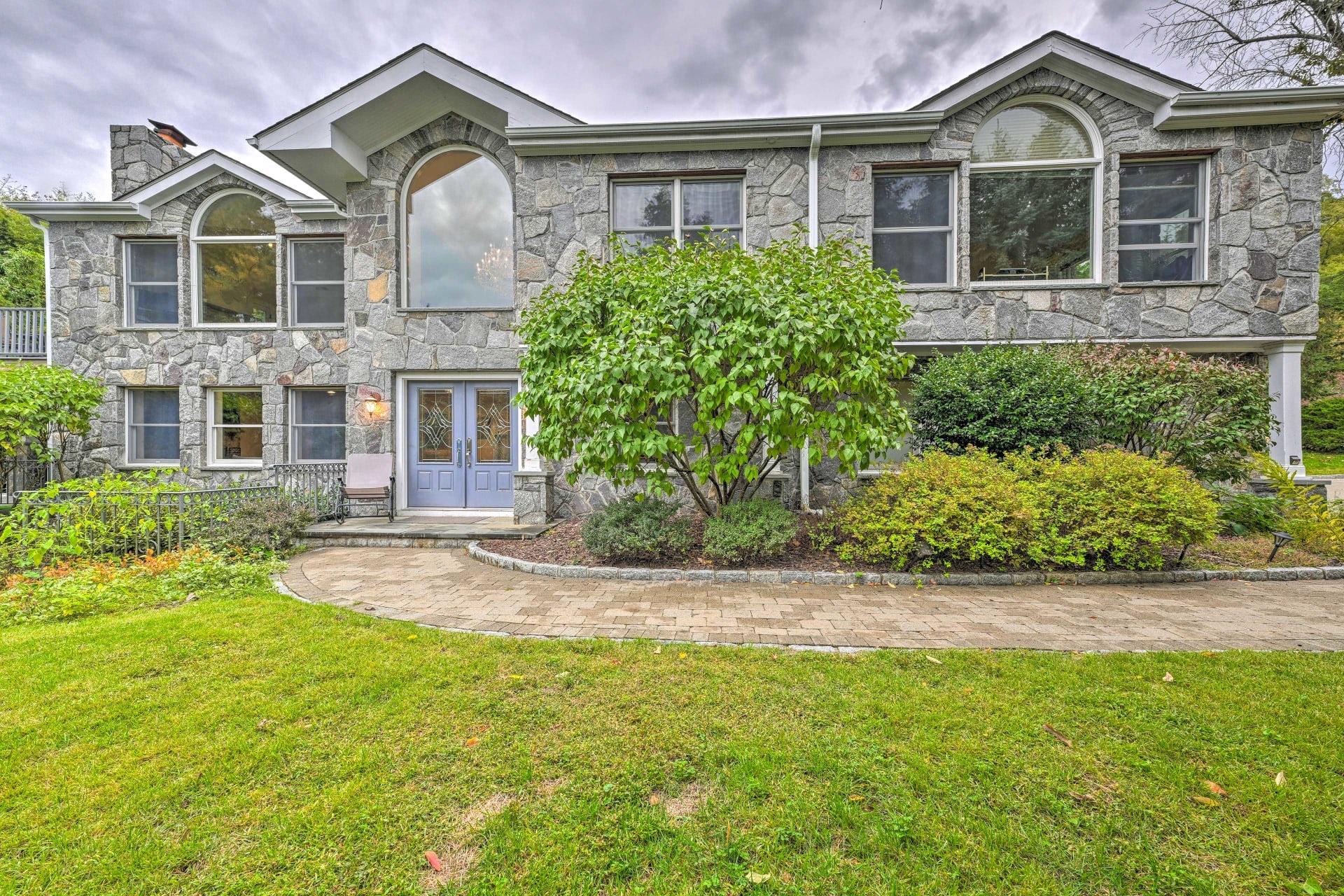 Country Club Lane, Briarcliff Manor, New York - 4 Bedrooms  
5 Bathrooms  
10 Rooms - 