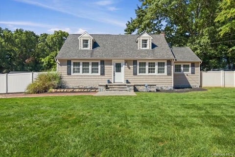 Homes For Sale - 6 Hawk Road<br/> Rocky Point, NY 11778