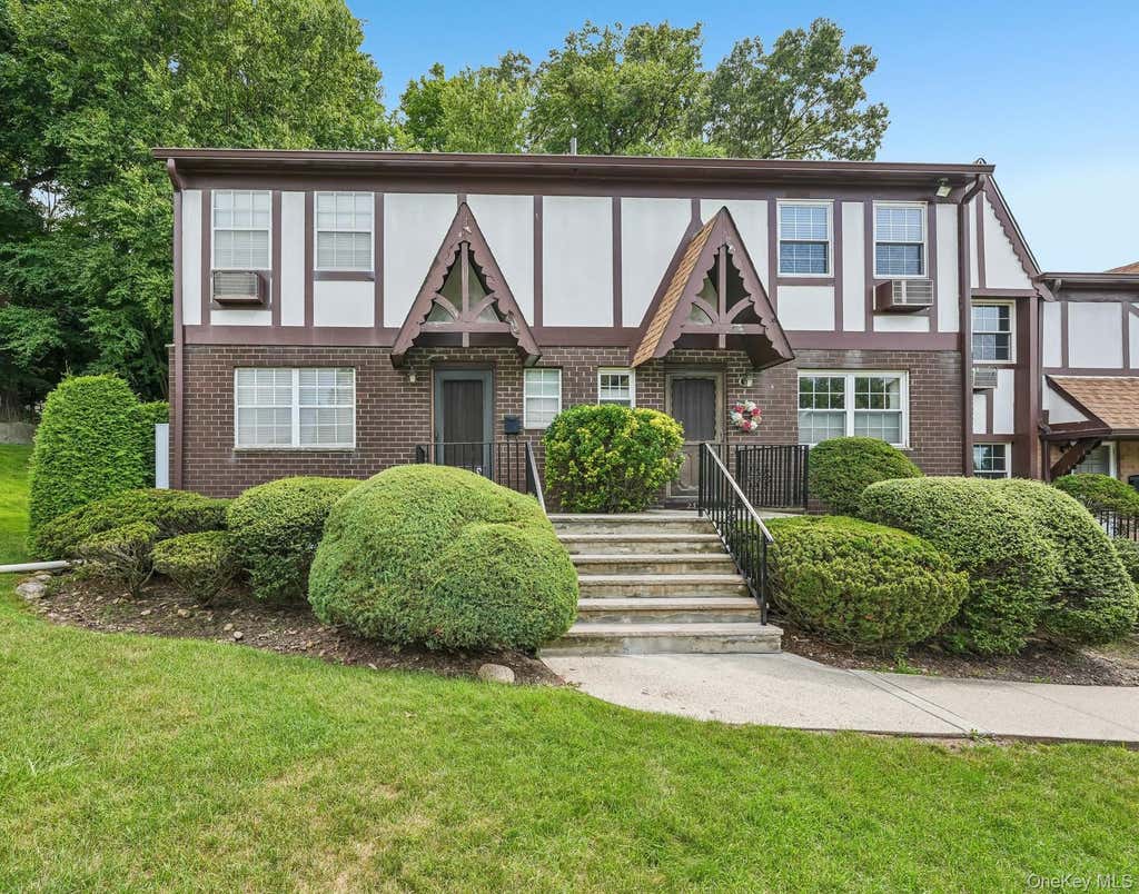Photo of 239 Parkside Drive, Suffern, NY 10901 (MLS # 1025833)