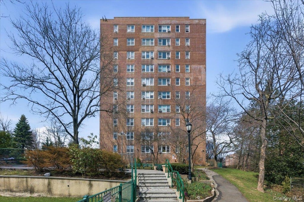 Photo of 80 Knolls Crescent #6B, Bronx, NY 10463 (MLS # 1040953)