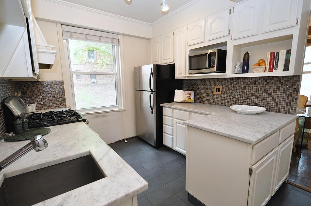 Scarsdale, New York 10583, United States, 2 Bedrooms Bedrooms, ,2 BathroomsBathrooms,Residential,Pending,115263