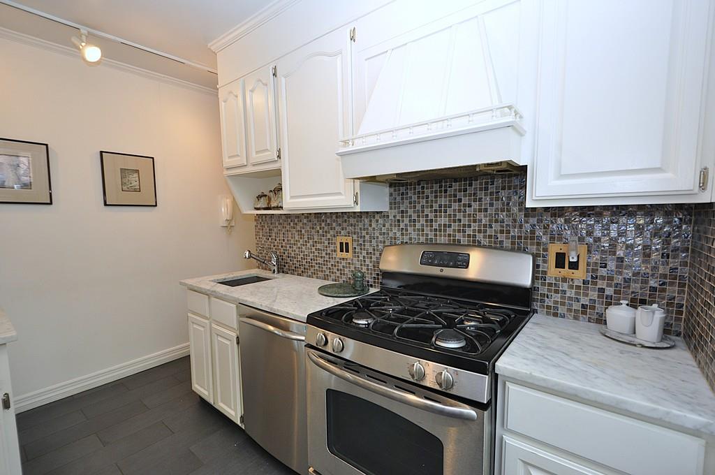 Scarsdale, New York 10583, United States, 2 Bedrooms Bedrooms, ,2 BathroomsBathrooms,Residential,Pending,115263