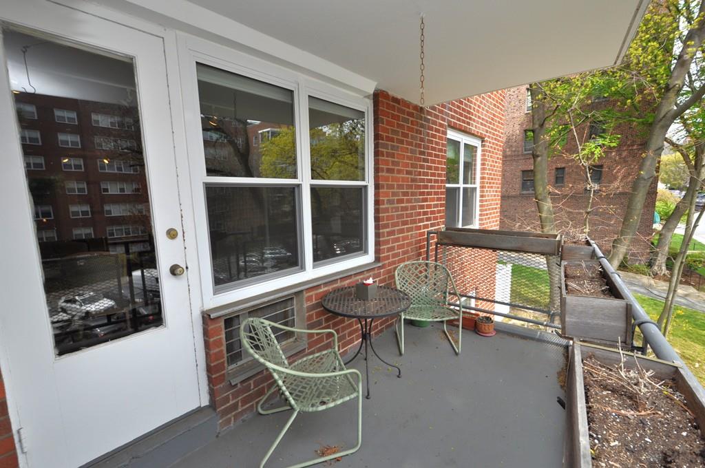 Scarsdale, New York 10583, United States, 2 Bedrooms Bedrooms, ,2 BathroomsBathrooms,Residential,Pending,115263