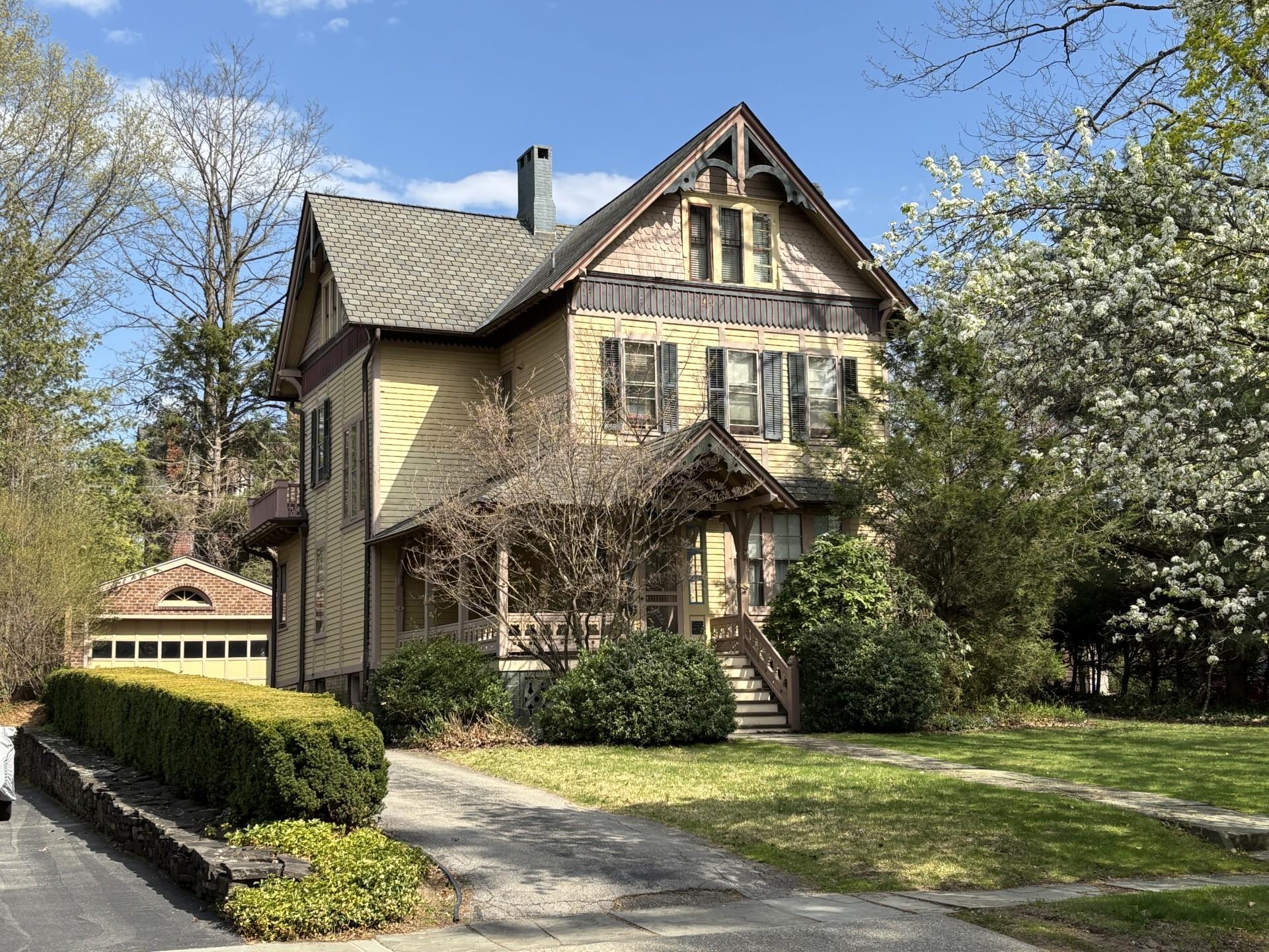 Garfield Place, Poughkeepsie, New York - 5 Bedrooms  
3 Bathrooms  
9 Rooms - 